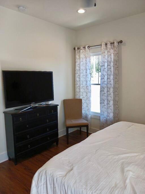 Holiday home Beautiful Contemporary Two Bedroom