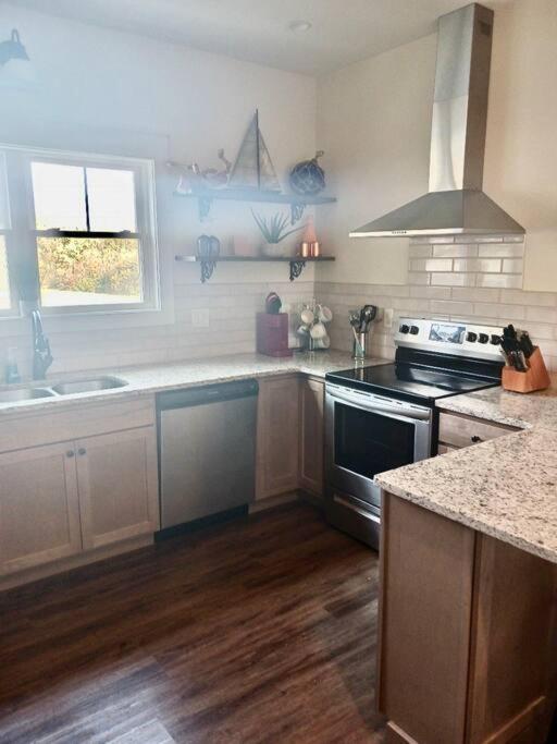 Holiday home Beautiful Contemporary Two Bedroom *
