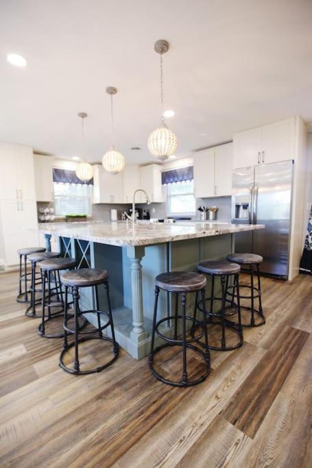 5 King Beds, 1q 1full P/o Newly Remodeled 2800 Sq Ft * Knoxville