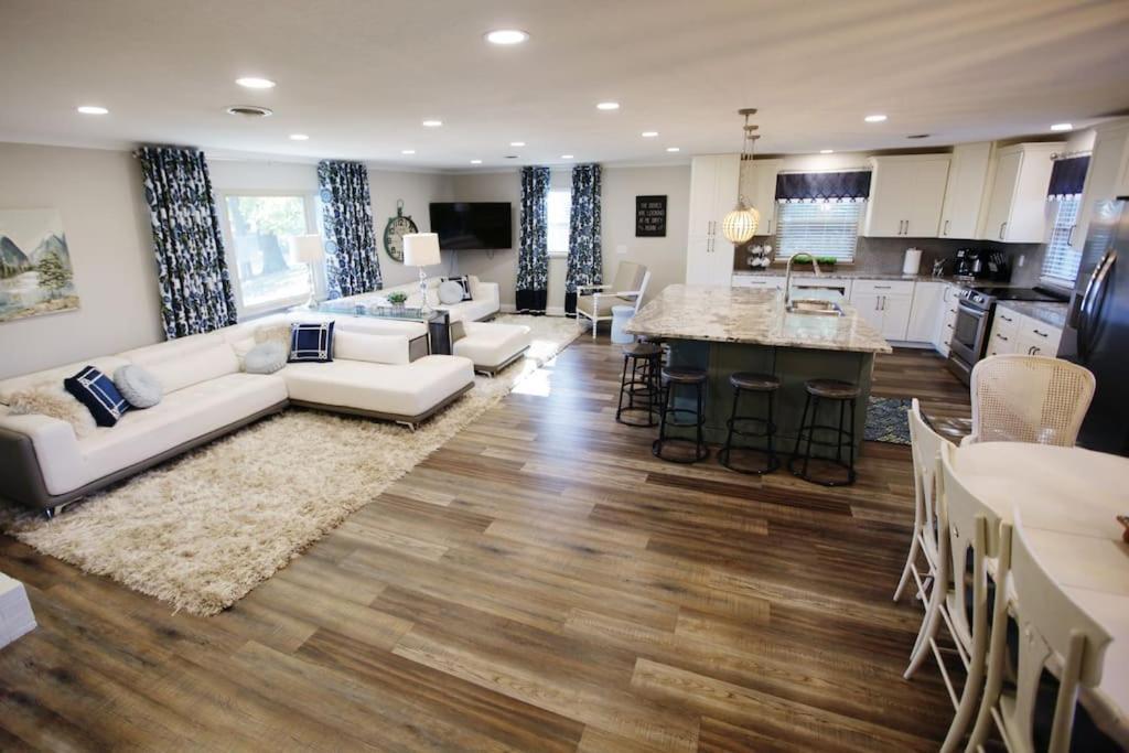 5 King Beds, 1q 1full P/o Newly Remodeled 2800 Sq Ft