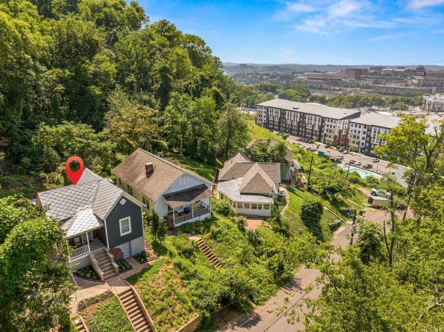 Historic Renovated 2bd - Overlooking Downtown Holiday home *