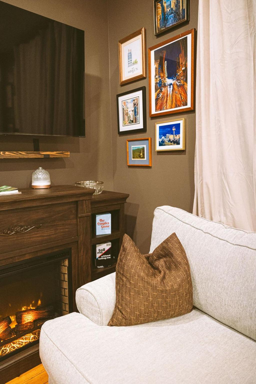Historic Renovated 2bd - Overlooking Downtown Holiday home *