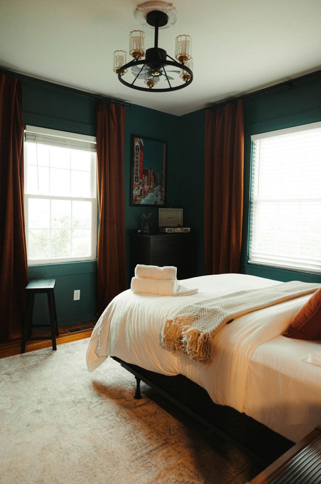 Holiday home Historic Renovated 2bd - Overlooking Downtown *