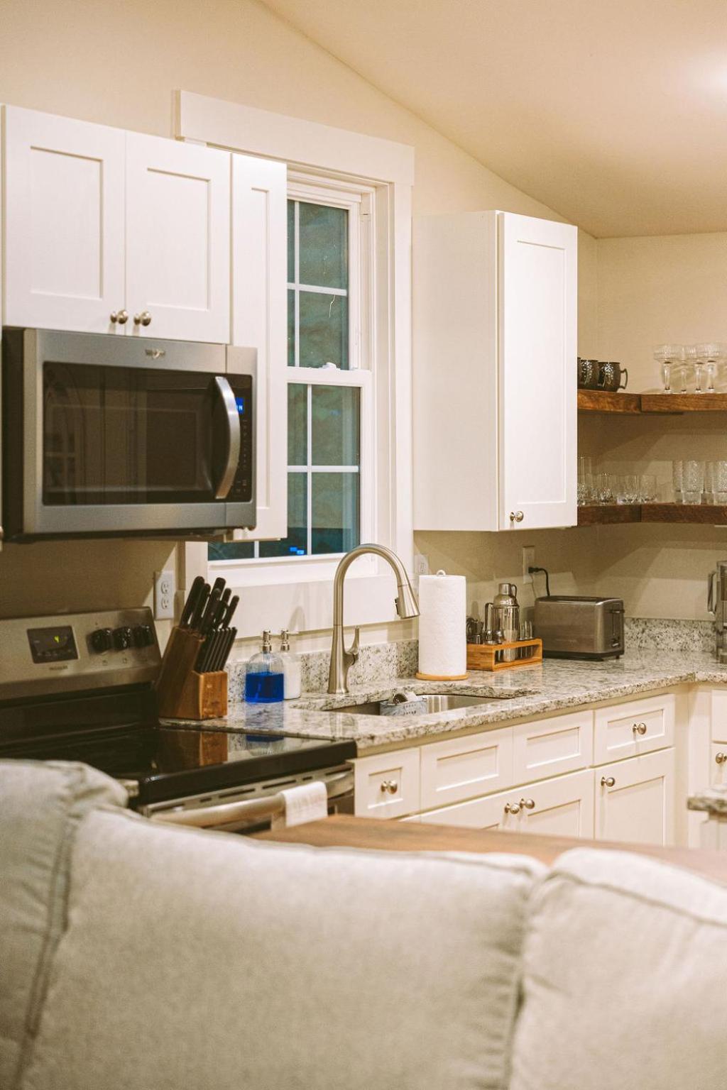 Historic Renovated 2bd - Overlooking Downtown *