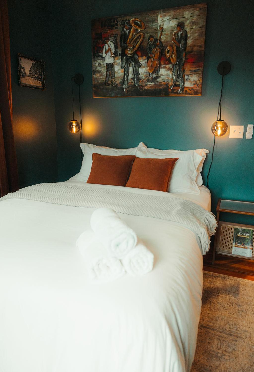 Historic Renovated 2bd - Overlooking Downtown Holiday home
