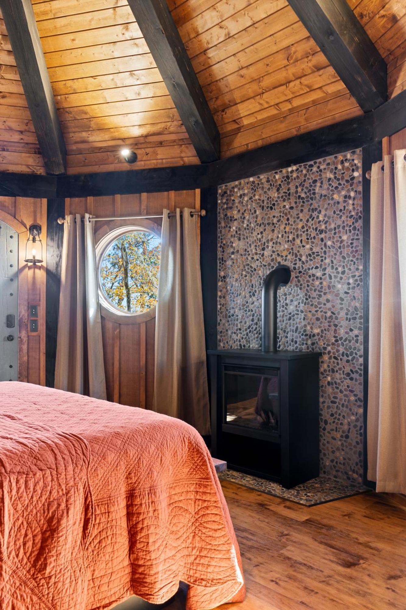 Hotel Ancient Lore Village Knoxville
