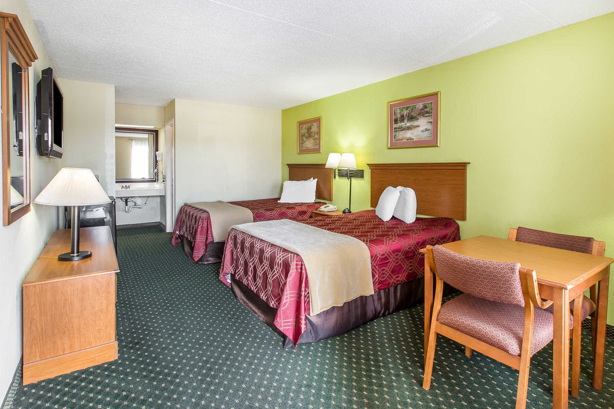 Econo Hotel 2*
