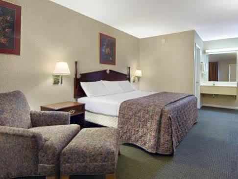 Motel Red Roof North - Merchants Drive 2*