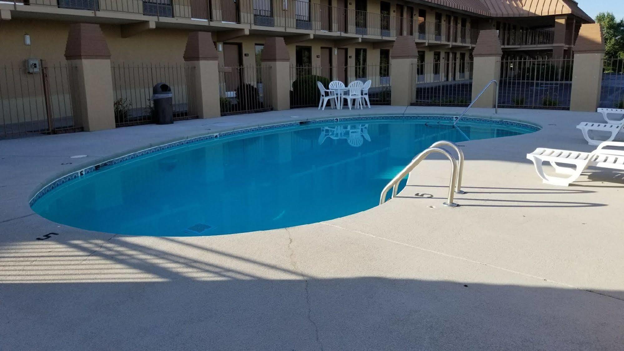 Super 8 By Wyndham North/powell Motel
