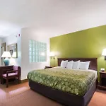 Econo Lodge Inn & Suites East