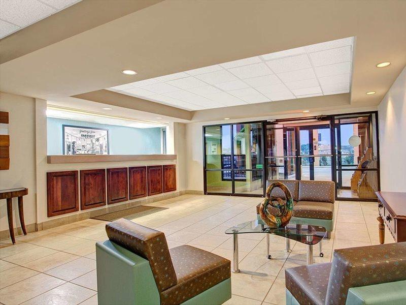 Super 8 By Wyndham East Hotel