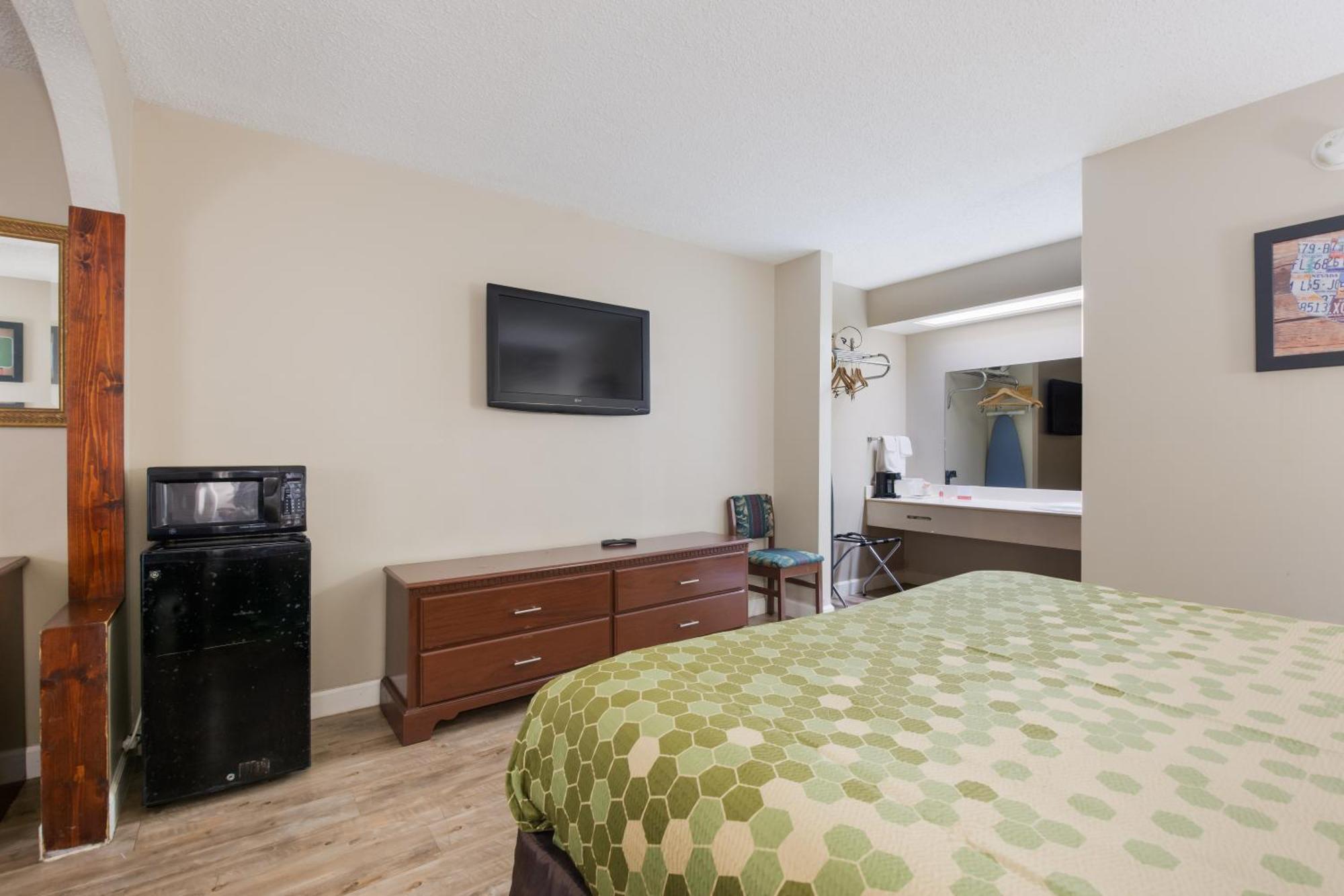 Econo & East Hotel
