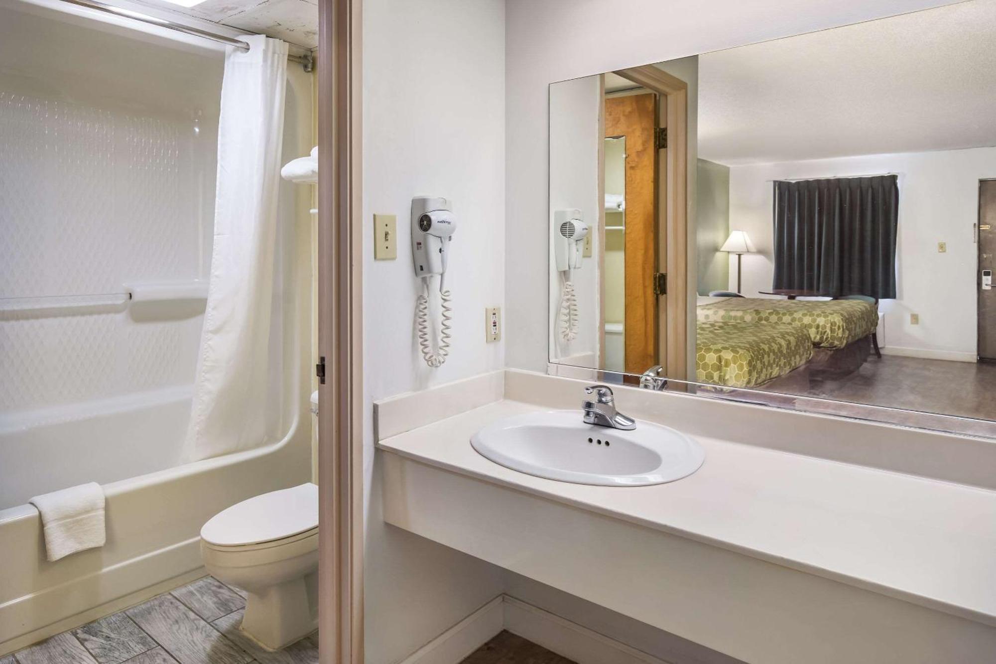 Econo & East Hotel 2*