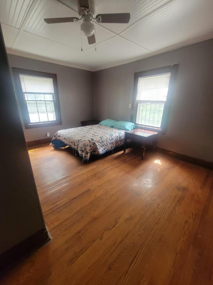 Cozy In Historic East Apartment