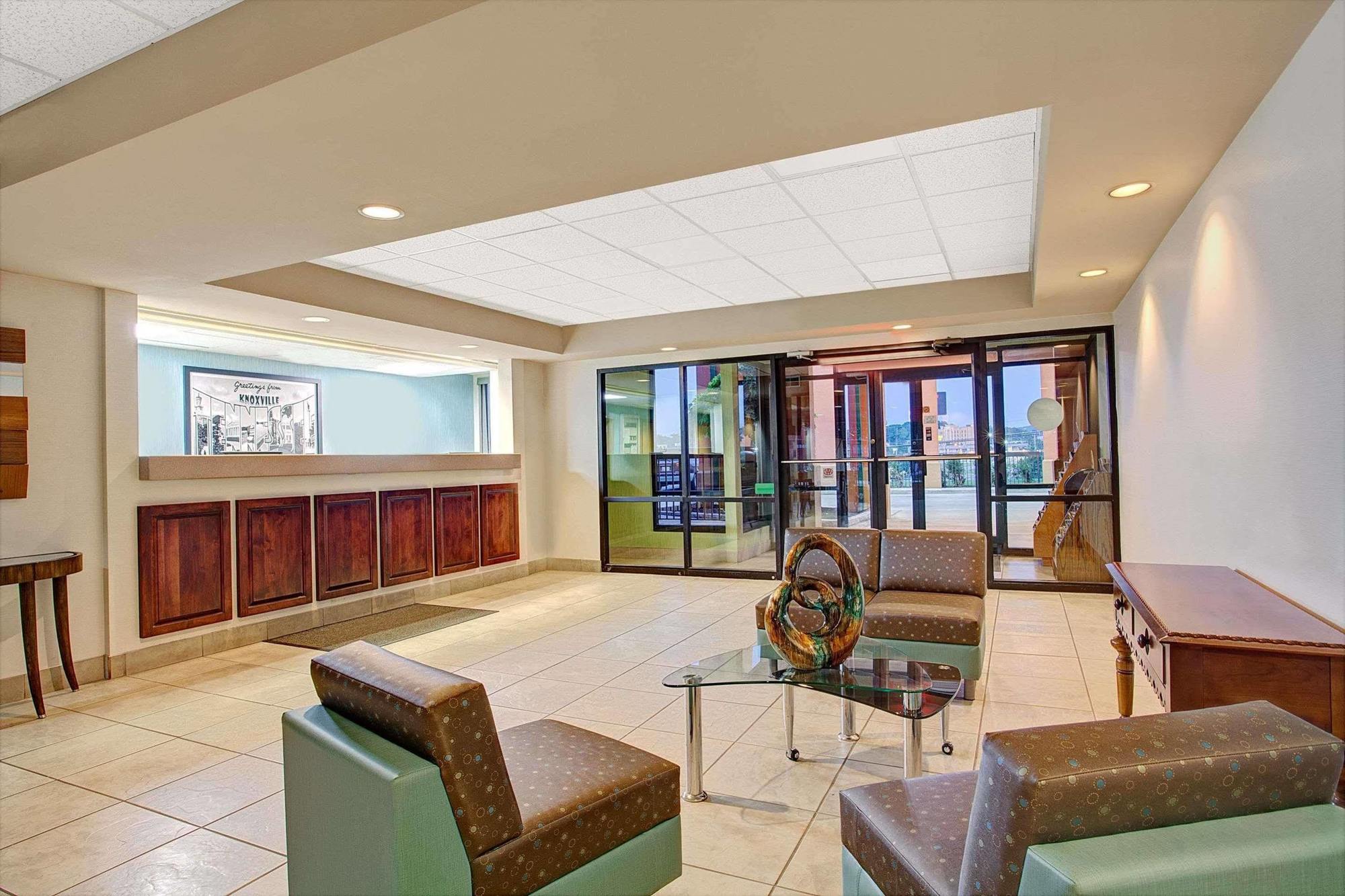 Super 8 By Wyndham East Hotel 2*