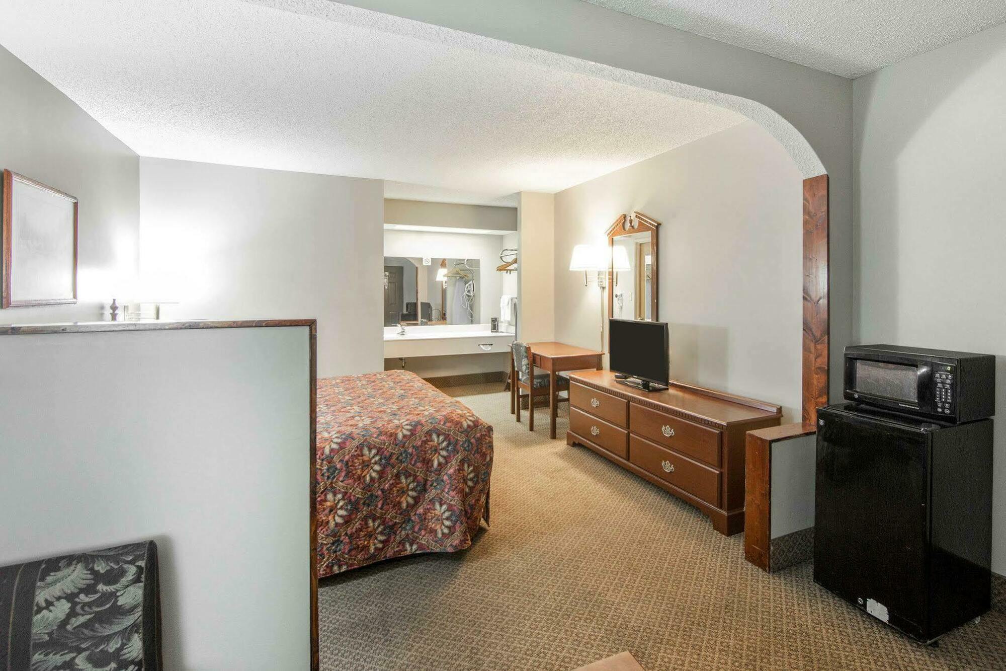 Hotel Econo & East